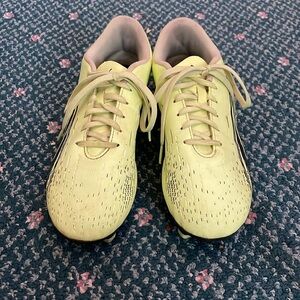 Puma US women’s size 8 lace up soccer cleats in neon yellow